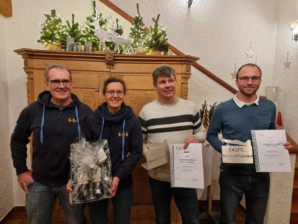 Die Deutschen Meister im Ultraleichtfliegen sowie die Wettbewerbssieger: (von links) Reinhold Rieger, Ruth-Hahn Rieger, Ludwig Stummer und Markus Schmid